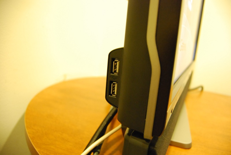 Illustration for article titled Gateway XHD3000 Extreme HD 30-Incher Reviewed (Verdict: Really Ties The Room Together)